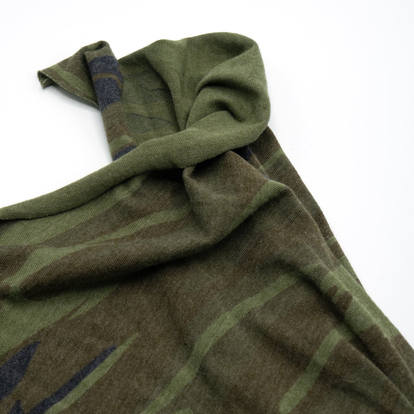Operativ vintage camo scarf detail
